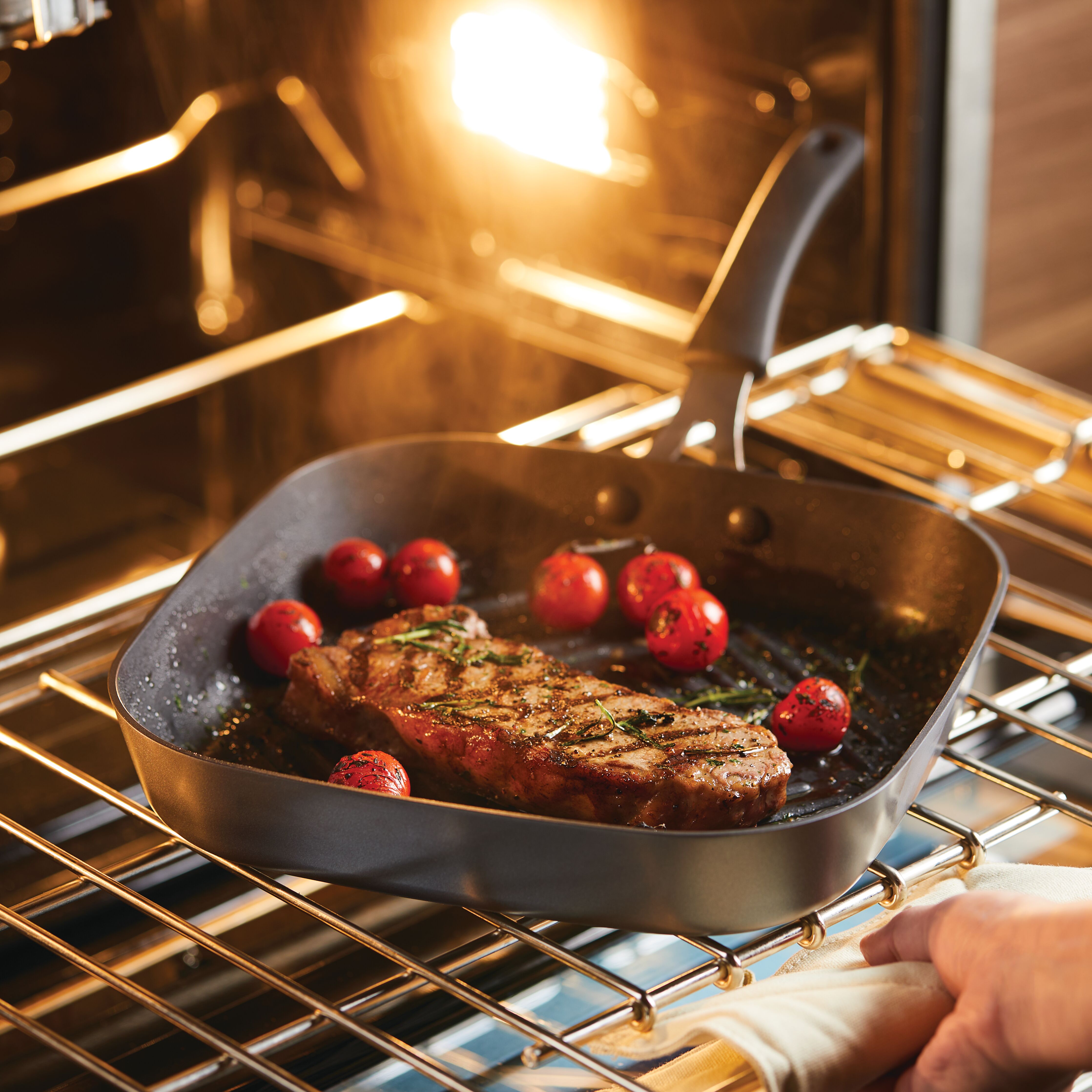 81185_RR_RHP_11insqdeepGrillPan_Black_Ovencrop